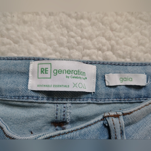 *NWOT* Celebrity Pink Women's Size 25 Light Wash Distressed Cropped Jeans - Picture 3 of 11